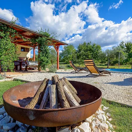 2 Bedroom Awesome In Casa vacanze