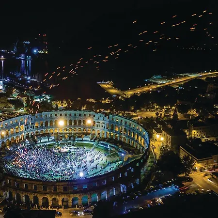 2 Bedroom Awesome In Casa vacanze *