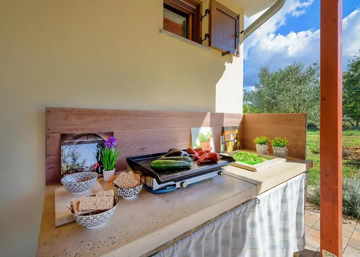 Holiday home 2 Bedroom Awesome In Pula