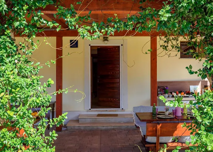 2 Bedroom Awesome In Holiday home *